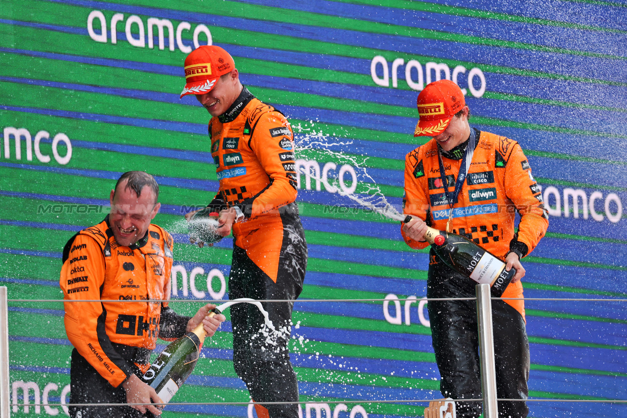 GP SPAGNA, (L to R): Second placed Lando Norris (GBR) McLaren celebrates with vincitore Oscar Piastri (AUS) McLaren on the podium.

01.06.2025. Formula 1 World Championship, Rd 9, Spanish Grand Prix, Barcelona, Spain, Gara Day.

- www.xpbimages.com, EMail: requests@xpbimages.com © Copyright: Bearne / XPB Images