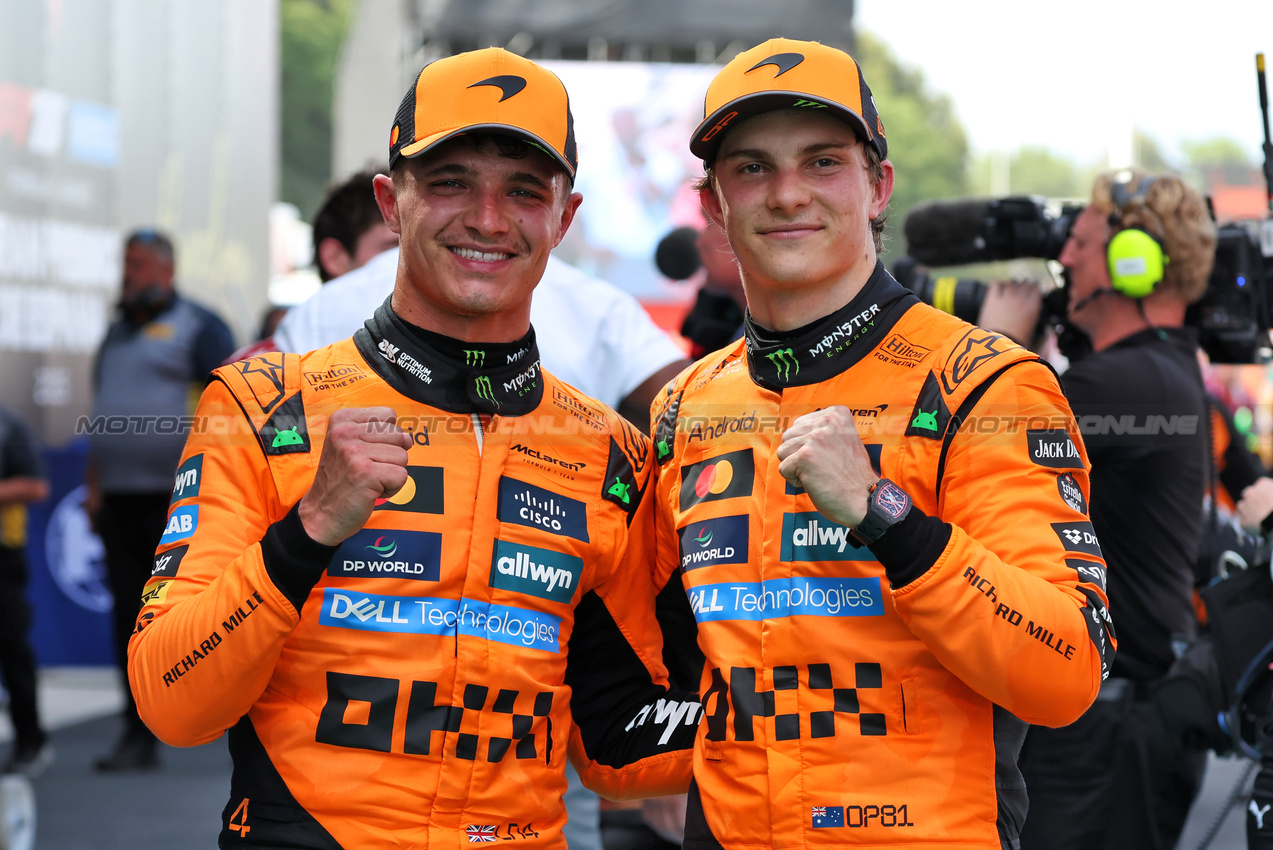 GP SPAGNA, (L to R): Second placed Lando Norris (GBR) McLaren celebrates with team mate e vincitore Oscar Piastri (AUS) McLaren in parc ferme.

01.06.2025. Formula 1 World Championship, Rd 9, Spanish Grand Prix, Barcelona, Spain, Gara Day.

 - www.xpbimages.com, EMail: requests@xpbimages.com © Copyright: Rew / XPB Images