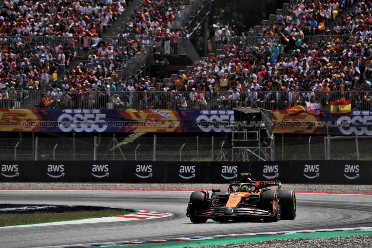 GP SPAGNA, Lando Norris (GBR) McLaren MCL39.

01.06.2025. Formula 1 World Championship, Rd 9, Spanish Grand Prix, Barcelona, Spain, Gara Day.

 - www.xpbimages.com, EMail: requests@xpbimages.com © Copyright: Rew / XPB Images