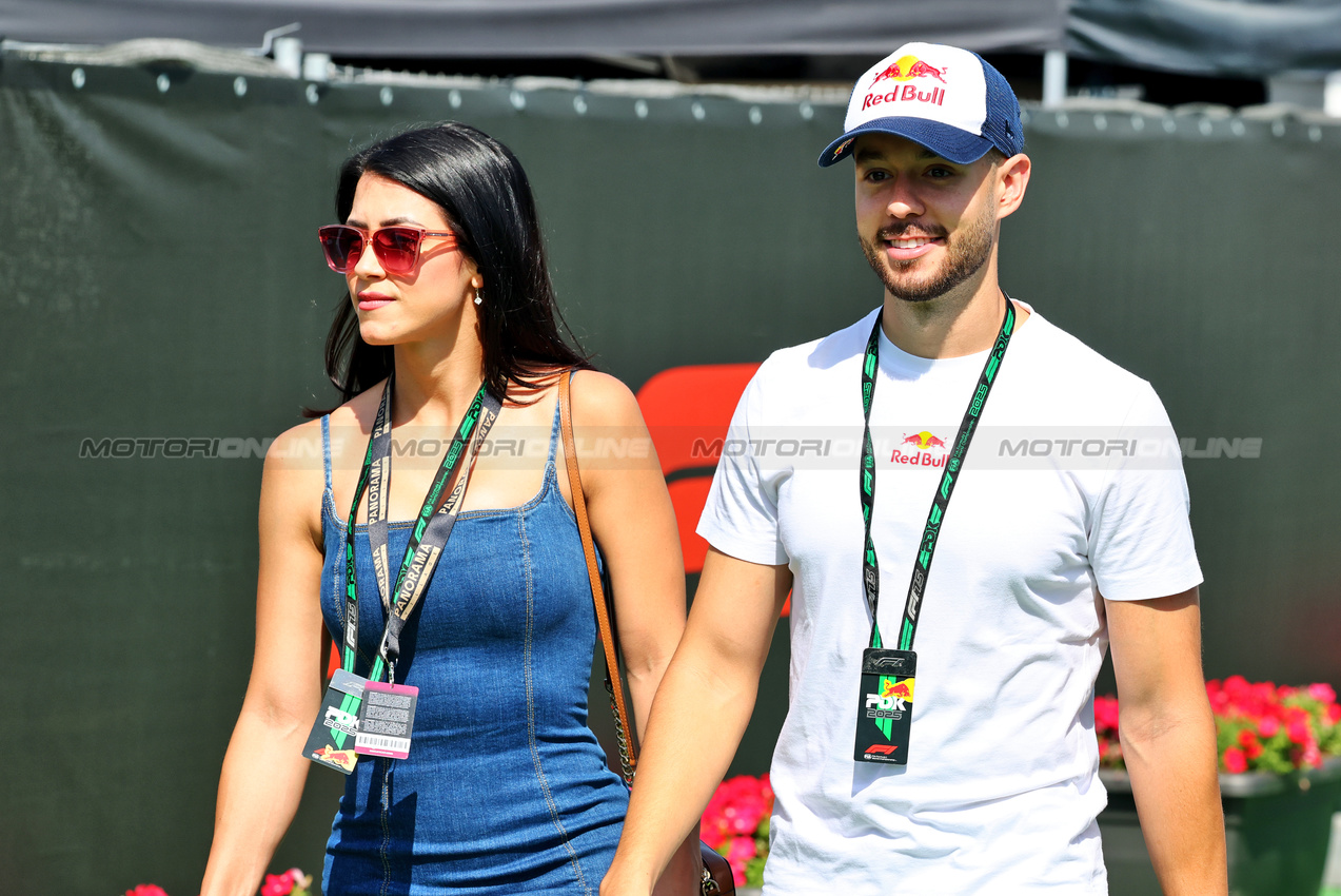 GP SPAGNA, TheGrefg (ESP) YouTuber (Right).

01.06.2025. Formula 1 World Championship, Rd 9, Spanish Grand Prix, Barcelona, Spain, Gara Day.

- www.xpbimages.com, EMail: requests@xpbimages.com © Copyright: Batchelor / XPB Images