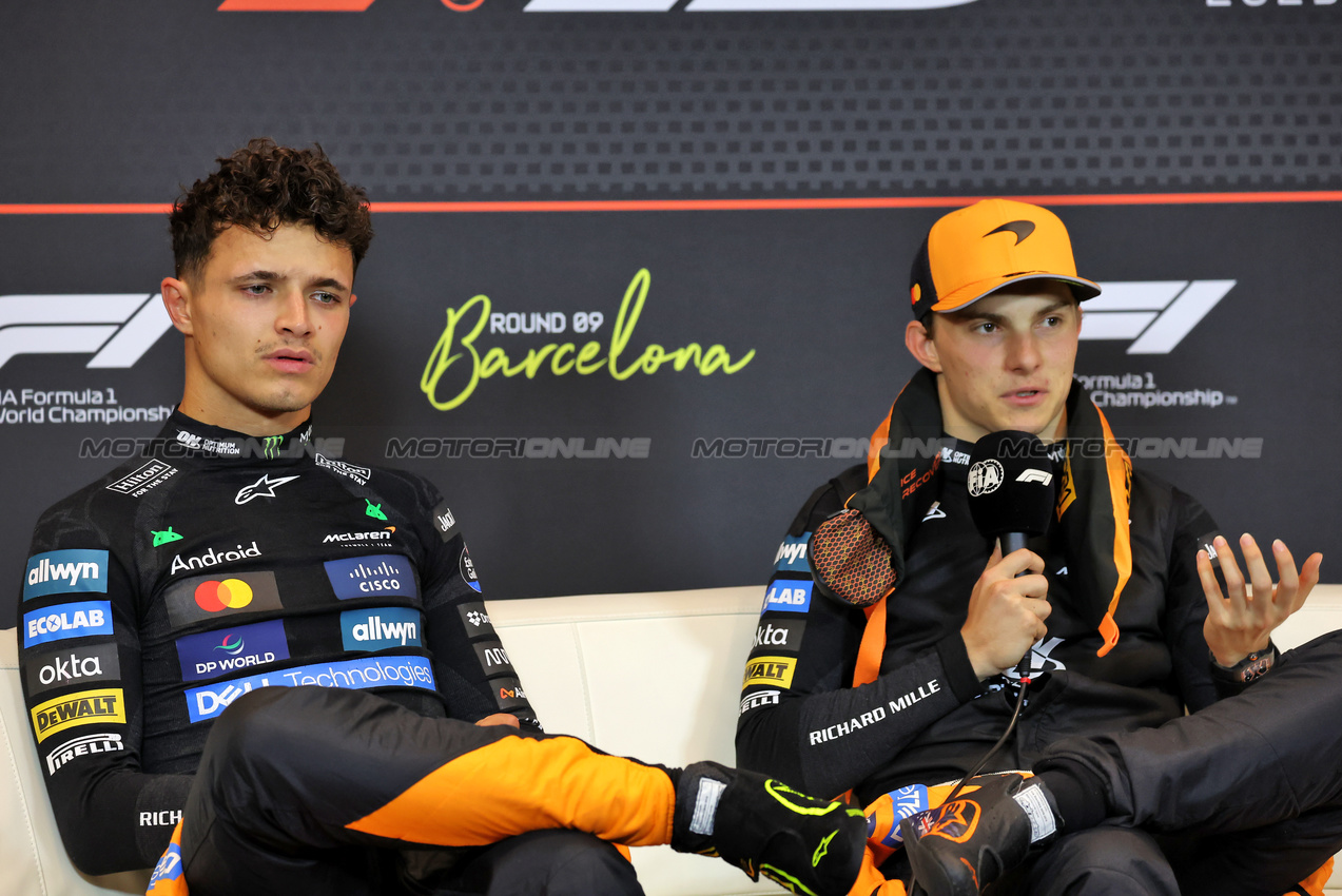 GP SPAGNA, (L to R): Lando Norris (GBR) McLaren e Oscar Piastri (AUS) McLaren in the post race FIA Press Conference.

01.06.2025. Formula 1 World Championship, Rd 9, Spanish Grand Prix, Barcelona, Spain, Gara Day.

 - www.xpbimages.com, EMail: requests@xpbimages.com © Copyright: Rew / XPB Images