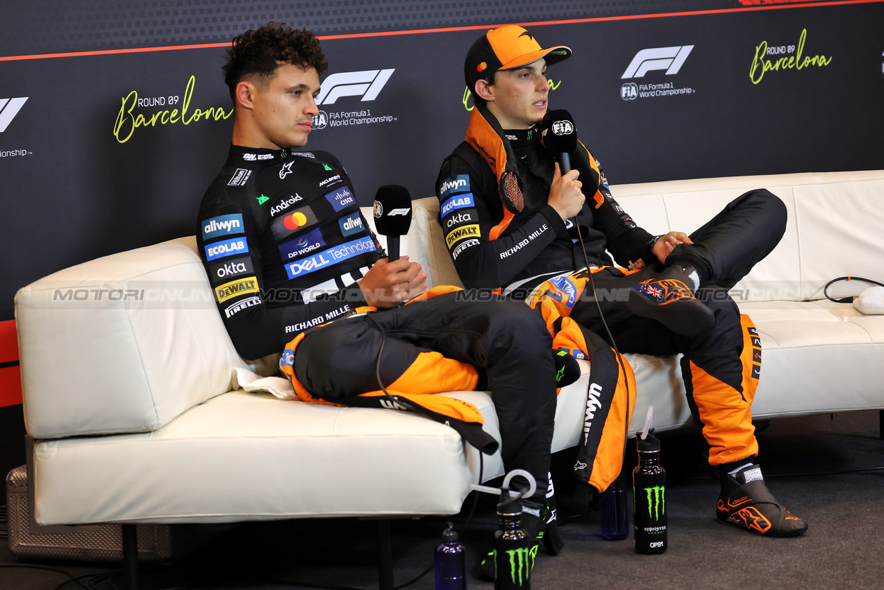 GP SPAGNA, (L to R): Lando Norris (GBR) McLaren e Oscar Piastri (AUS) McLaren in the post race FIA Press Conference.

01.06.2025. Formula 1 World Championship, Rd 9, Spanish Grand Prix, Barcelona, Spain, Gara Day.

 - www.xpbimages.com, EMail: requests@xpbimages.com © Copyright: Rew / XPB Images
