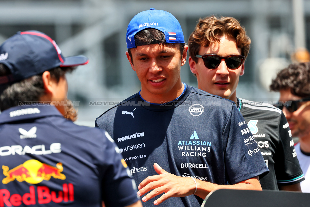 GP SPAGNA, Alexander Albon (THA) Atlassian Williams Racing on the drivers' parade.

01.06.2025. Formula 1 World Championship, Rd 9, Spanish Grand Prix, Barcelona, Spain, Gara Day.

- www.xpbimages.com, EMail: requests@xpbimages.com © Copyright: Batchelor / XPB Images