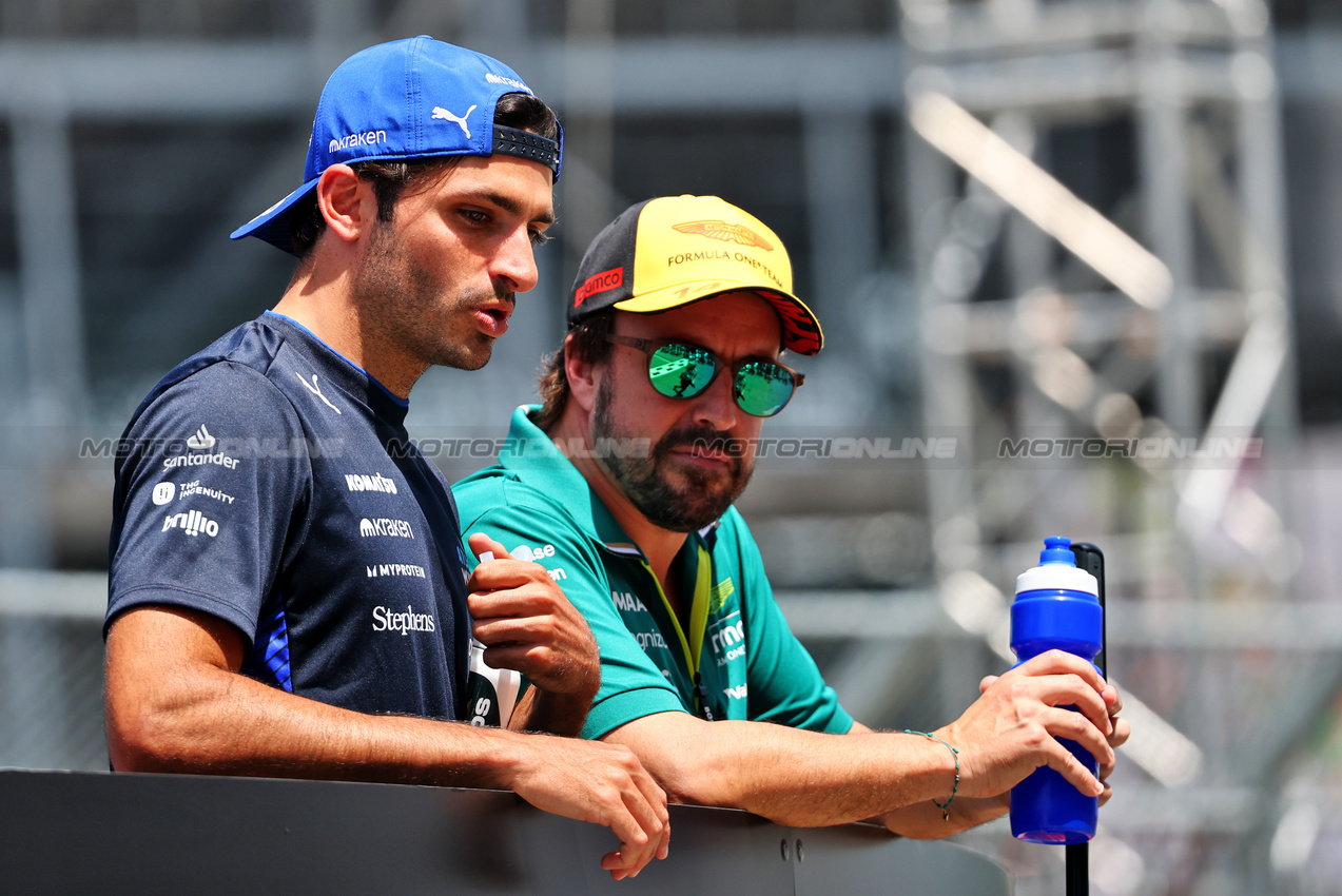 GP SPAGNA, (L to R): Carlos Sainz (ESP) Atlassian Williams Racing with Fernando Alonso (ESP) Aston Martin F1 Team on the drivers' parade.

01.06.2025. Formula 1 World Championship, Rd 9, Spanish Grand Prix, Barcelona, Spain, Gara Day.

- www.xpbimages.com, EMail: requests@xpbimages.com © Copyright: Batchelor / XPB Images