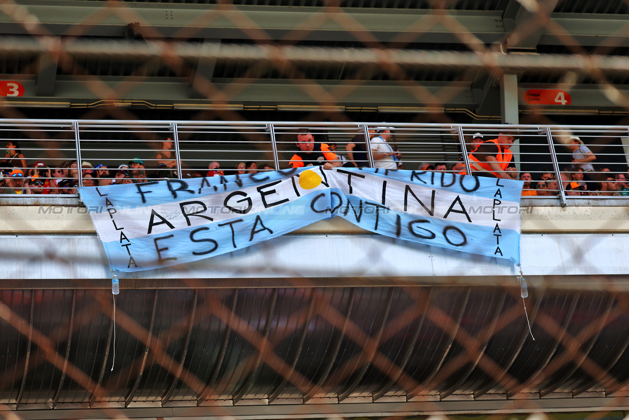 GP SPAGNA, Circuit Atmosfera - Franco Colapinto (ARG) Alpine F1 Team banner with fans in the grandstand.

01.06.2025. Formula 1 World Championship, Rd 9, Spanish Grand Prix, Barcelona, Spain, Gara Day.

- www.xpbimages.com, EMail: requests@xpbimages.com © Copyright: Batchelor / XPB Images