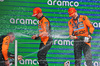 GP SPAGNA, (L to R): Second placed Lando Norris (GBR) McLaren e vincitore Oscar Piastri (AUS) McLaren celebrate on the podium.

01.06.2025. Formula 1 World Championship, Rd 9, Spanish Grand Prix, Barcelona, Spain, Gara Day.

- www.xpbimages.com, EMail: requests@xpbimages.com © Copyright: Batchelor / XPB Images