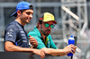 GP SPAGNA, (L to R): Carlos Sainz (ESP) Atlassian Williams Racing with Fernando Alonso (ESP) Aston Martin F1 Team on the drivers' parade.

01.06.2025. Formula 1 World Championship, Rd 9, Spanish Grand Prix, Barcelona, Spain, Gara Day.

- www.xpbimages.com, EMail: requests@xpbimages.com © Copyright: Batchelor / XPB Images