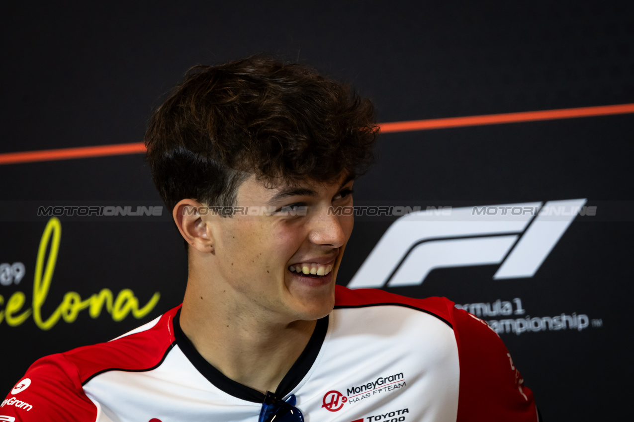 GP SPAGNA, Oliver Bearman (GBR) Haas F1 Team in the FIA Press Conference.

29.05.2025. Formula 1 World Championship, Rd 9, Spanish Grand Prix, Barcelona, Spain, Preparation Day.

- www.xpbimages.com, EMail: requests@xpbimages.com © Copyright: Bearne / XPB Images