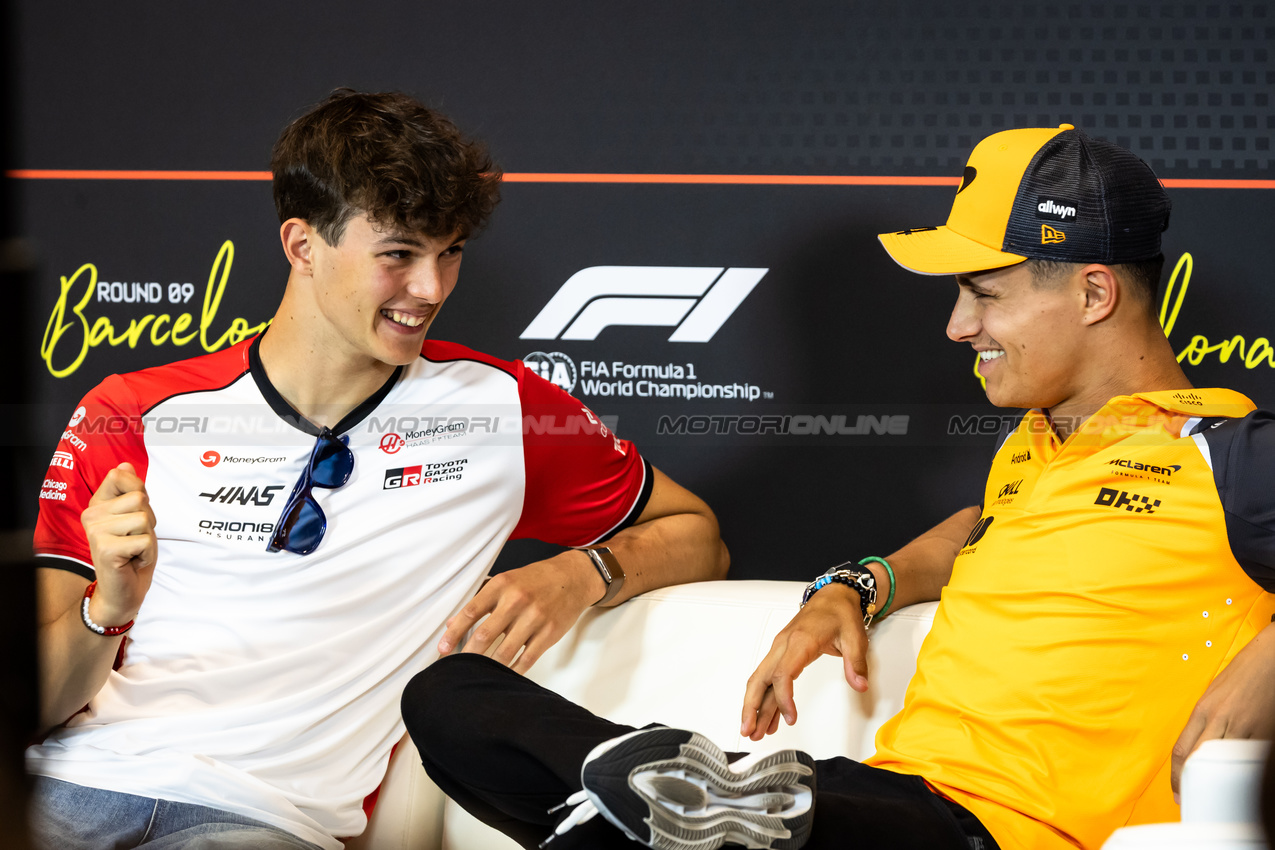 GP SPAGNA, (L to R): Oliver Bearman (GBR) Haas F1 Team e Lando Norris (GBR) McLaren in the FIA Press Conference.

29.05.2025. Formula 1 World Championship, Rd 9, Spanish Grand Prix, Barcelona, Spain, Preparation Day.

- www.xpbimages.com, EMail: requests@xpbimages.com © Copyright: Bearne / XPB Images