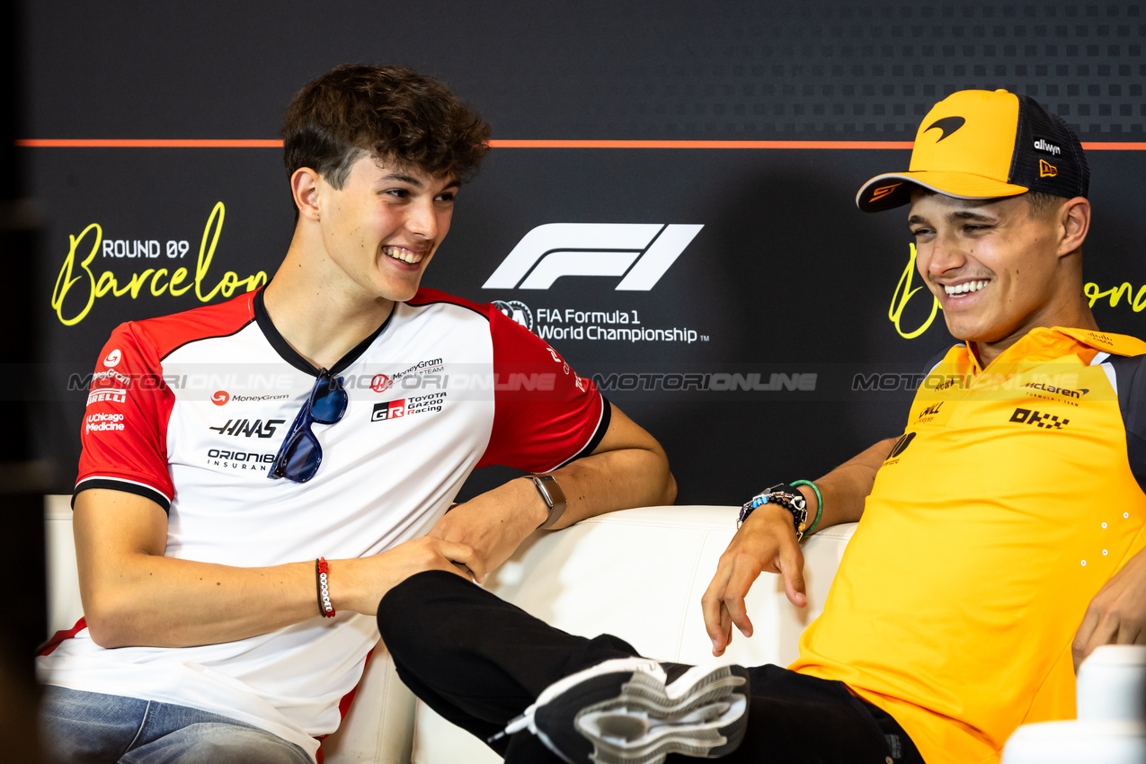 GP SPAGNA, (L to R): Oliver Bearman (GBR) Haas F1 Team e Lando Norris (GBR) McLaren in the FIA Press Conference.

29.05.2025. Formula 1 World Championship, Rd 9, Spanish Grand Prix, Barcelona, Spain, Preparation Day.

- www.xpbimages.com, EMail: requests@xpbimages.com © Copyright: Bearne / XPB Images