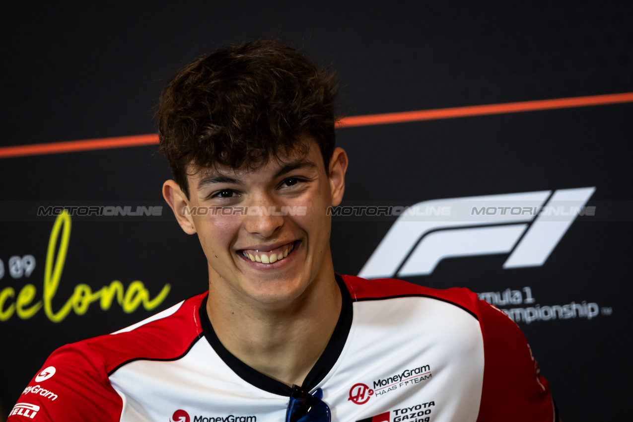 GP SPAGNA, Oliver Bearman (GBR) Haas F1 Team in the FIA Press Conference.

29.05.2025. Formula 1 World Championship, Rd 9, Spanish Grand Prix, Barcelona, Spain, Preparation Day.

- www.xpbimages.com, EMail: requests@xpbimages.com © Copyright: Bearne / XPB Images