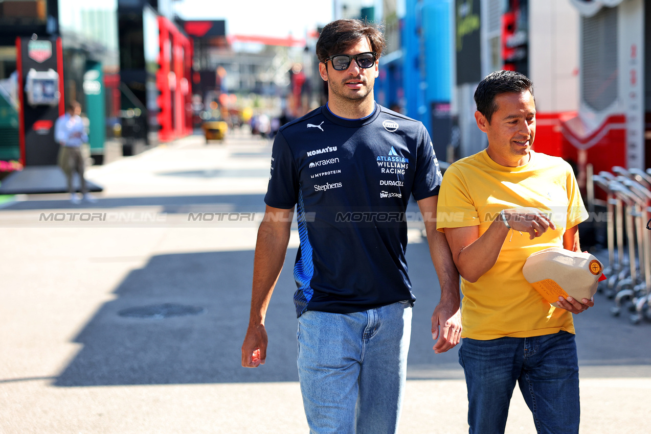 GP SPAGNA, Carlos Sainz (ESP) Atlassian Williams Racing.

29.05.2025. Formula 1 World Championship, Rd 9, Spanish Grand Prix, Barcelona, Spain, Preparation Day.

- www.xpbimages.com, EMail: requests@xpbimages.com © Copyright: Bearne / XPB Images