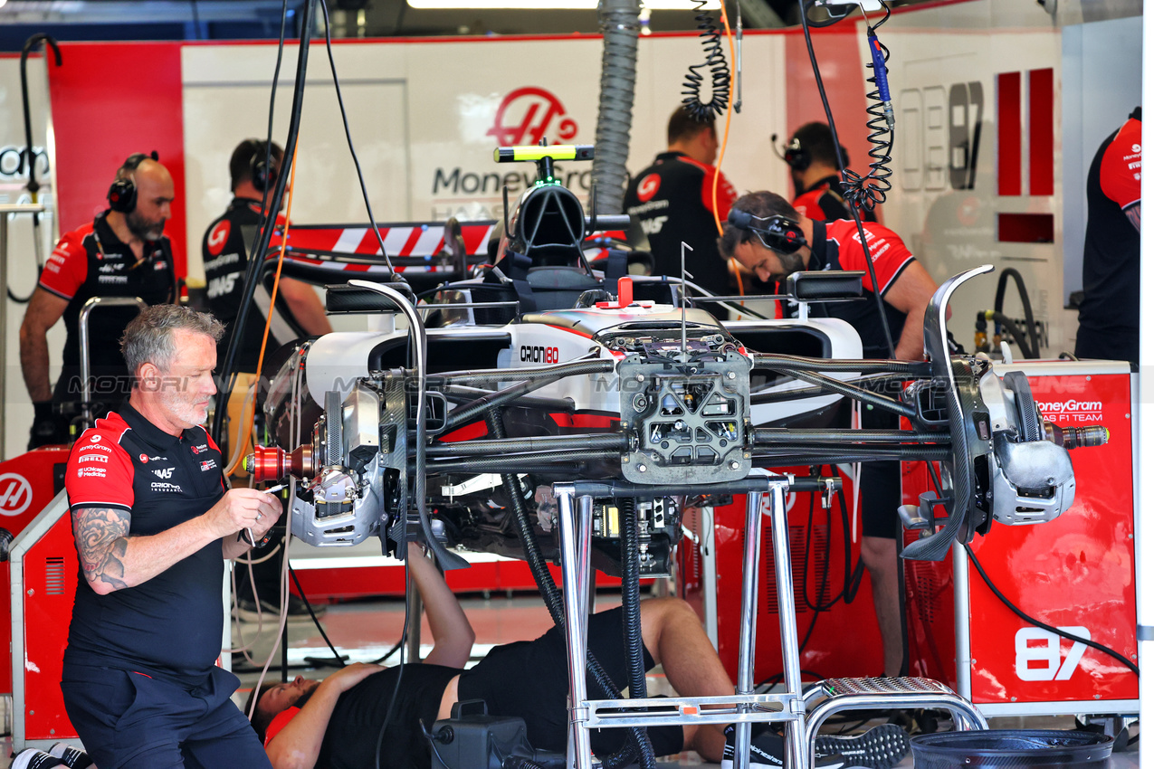 GP SPAGNA, Haas VF-25 being prepared in the pit garage.

29.05.2025. Formula 1 World Championship, Rd 9, Spanish Grand Prix, Barcelona, Spain, Preparation Day.

- www.xpbimages.com, EMail: requests@xpbimages.com © Copyright: Batchelor / XPB Images