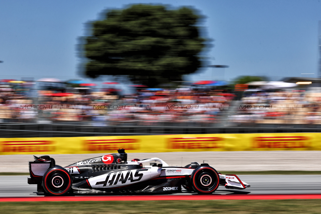 GP SPAGNA, Esteban Ocon (FRA) Haas VF-25.

31.05.2025. Formula 1 World Championship, Rd 9, Spanish Grand Prix, Barcelona, Spain, Qualifiche Day.

- www.xpbimages.com, EMail: requests@xpbimages.com © Copyright: Charniaux / XPB Images
