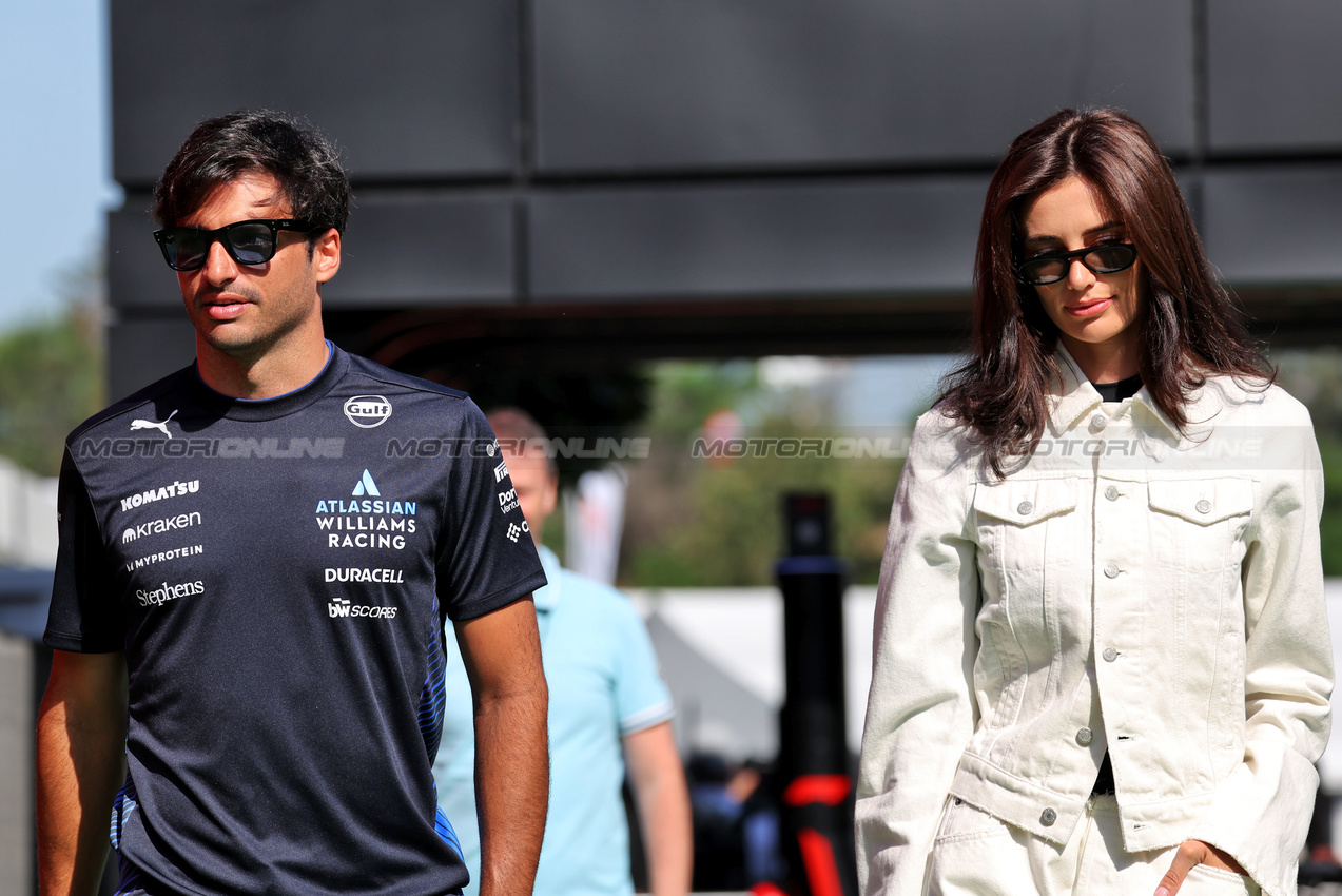 GP SPAGNA, (L to R): Carlos Sainz (ESP) Atlassian Williams Racing with Domenica Rebecca Donaldson (GBR).

31.05.2025. Formula 1 World Championship, Rd 9, Spanish Grand Prix, Barcelona, Spain, Qualifiche Day.

 - www.xpbimages.com, EMail: requests@xpbimages.com © Copyright: Rew / XPB Images