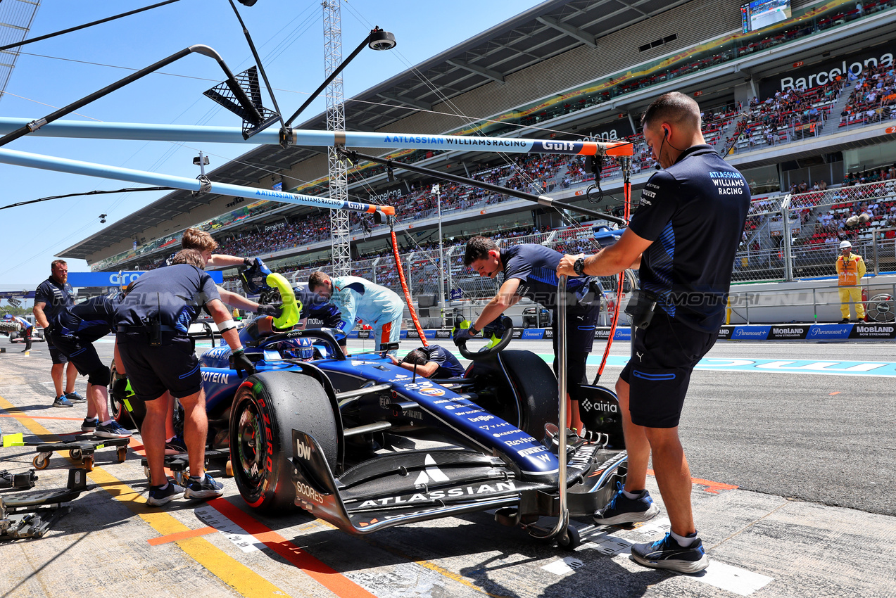 GP SPAGNA, Alexander Albon (THA) Atlassian Williams Racing FW47 in the pits.

31.05.2025. Formula 1 World Championship, Rd 9, Spanish Grand Prix, Barcelona, Spain, Qualifiche Day.

- www.xpbimages.com, EMail: requests@xpbimages.com © Copyright: Batchelor / XPB Images