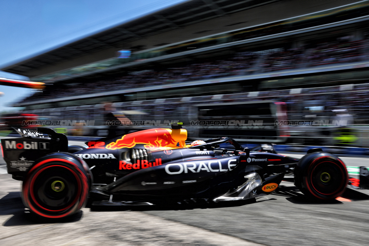 GP SPAGNA, Yuki Tsunoda (JPN) Red Bull Racing RB21 leaves the pits.

31.05.2025. Formula 1 World Championship, Rd 9, Spanish Grand Prix, Barcelona, Spain, Qualifiche Day.

- www.xpbimages.com, EMail: requests@xpbimages.com © Copyright: Batchelor / XPB Images