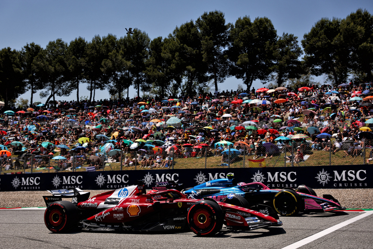 GP SPAGNA, Charles Leclerc (MON) Ferrari SF-25 e Franco Colapinto (ARG) Alpine F1 Team A525.

31.05.2025. Formula 1 World Championship, Rd 9, Spanish Grand Prix, Barcelona, Spain, Qualifiche Day.

- www.xpbimages.com, EMail: requests@xpbimages.com © Copyright: Charniaux / XPB Images