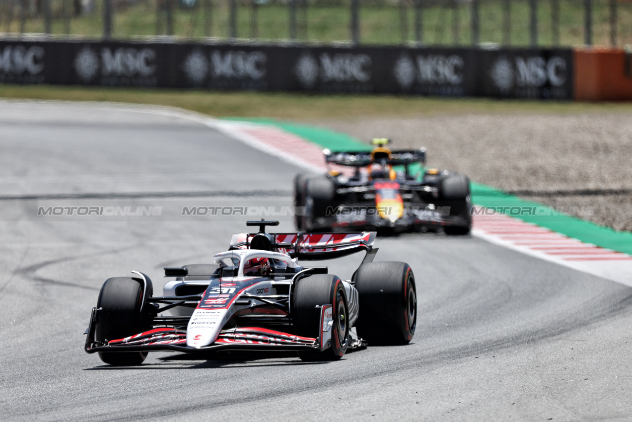 GP SPAGNA, Esteban Ocon (FRA) Haas VF-25.

31.05.2025. Formula 1 World Championship, Rd 9, Spanish Grand Prix, Barcelona, Spain, Qualifiche Day.

 - www.xpbimages.com, EMail: requests@xpbimages.com © Copyright: Rew / XPB Images