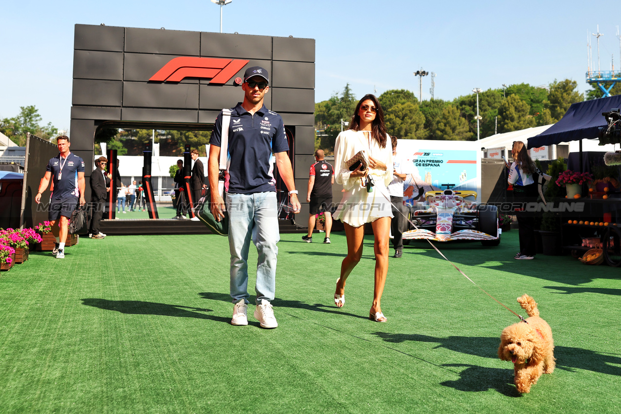GP SPAGNA, (L to R): Pierre Gasly (FRA) Alpine F1 Team with Domenica Kika Cerqueira Gomes (POR).

31.05.2025. Formula 1 World Championship, Rd 9, Spanish Grand Prix, Barcelona, Spain, Qualifiche Day.

- www.xpbimages.com, EMail: requests@xpbimages.com © Copyright: Bearne / XPB Images