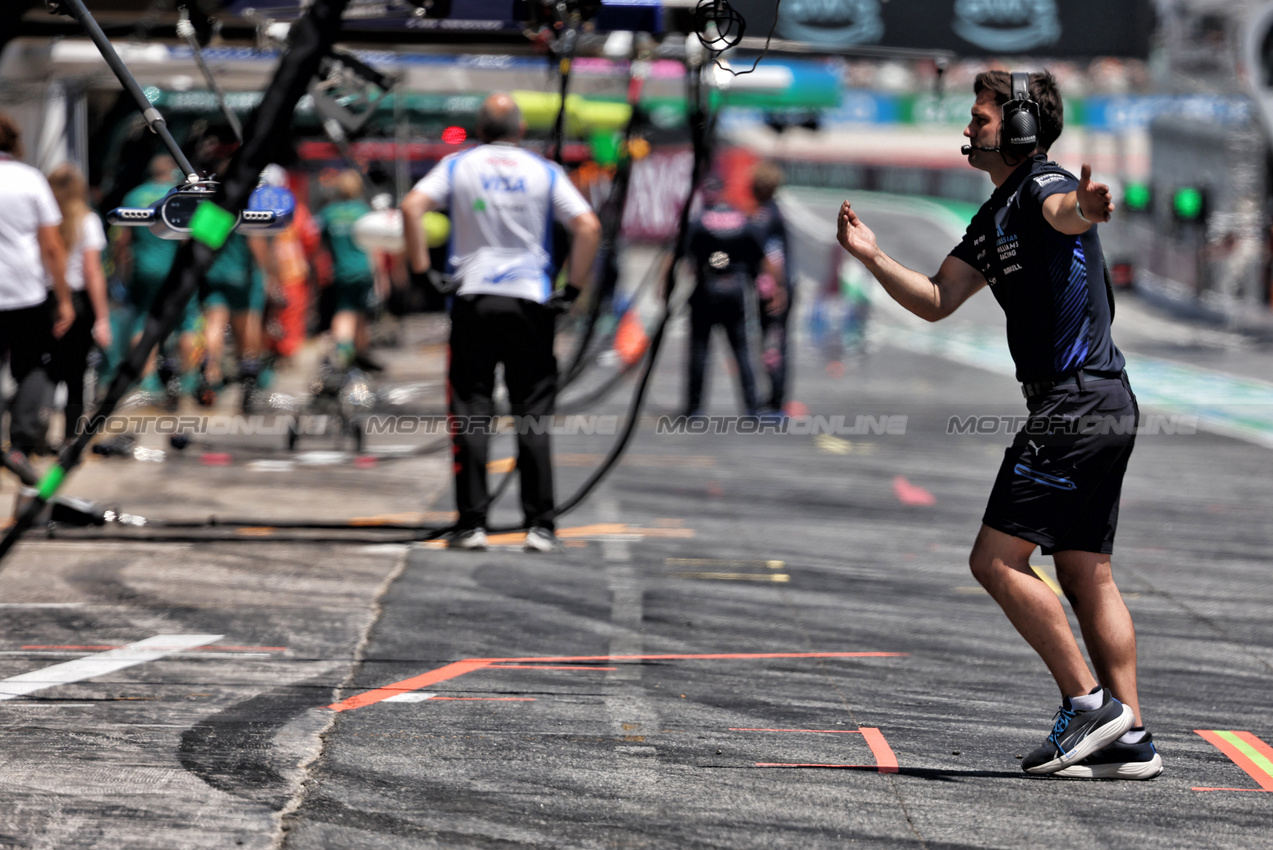 GP SPAGNA, Atlassian Williams Racing in the pits.

31.05.2025. Formula 1 World Championship, Rd 9, Spanish Grand Prix, Barcelona, Spain, Qualifiche Day.

- www.xpbimages.com, EMail: requests@xpbimages.com © Copyright: Bearne / XPB Images