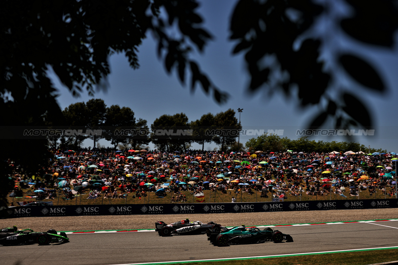 GP SPAGNA, Fernando Alonso (ESP) Aston Martin F1 Team AMR25 e Oliver Bearman (GBR) Haas VF-25.

31.05.2025. Formula 1 World Championship, Rd 9, Spanish Grand Prix, Barcelona, Spain, Qualifiche Day.

- www.xpbimages.com, EMail: requests@xpbimages.com © Copyright: Charniaux / XPB Images