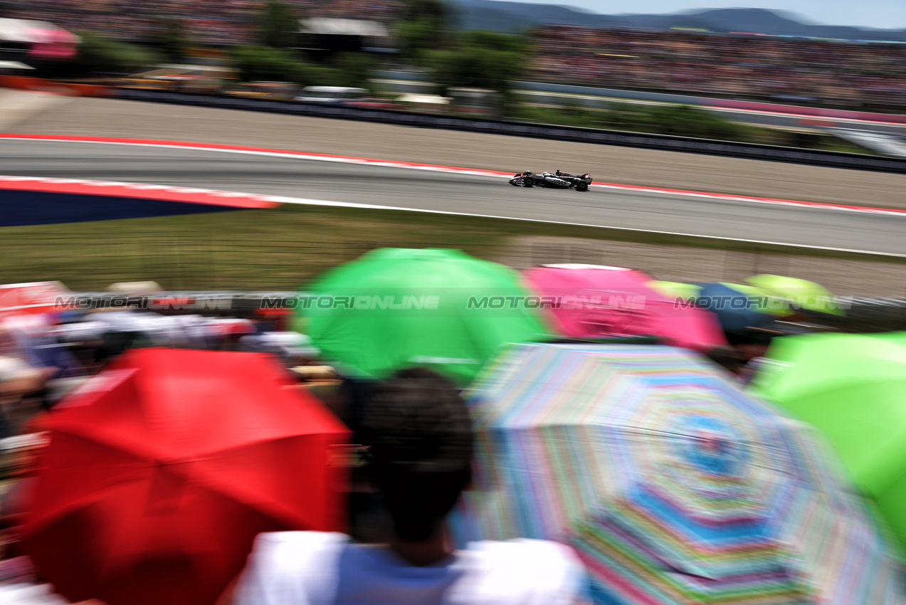 GP SPAGNA, Esteban Ocon (FRA) Haas VF-25.

31.05.2025. Formula 1 World Championship, Rd 9, Spanish Grand Prix, Barcelona, Spain, Qualifiche Day.

 - www.xpbimages.com, EMail: requests@xpbimages.com © Copyright: Rew / XPB Images