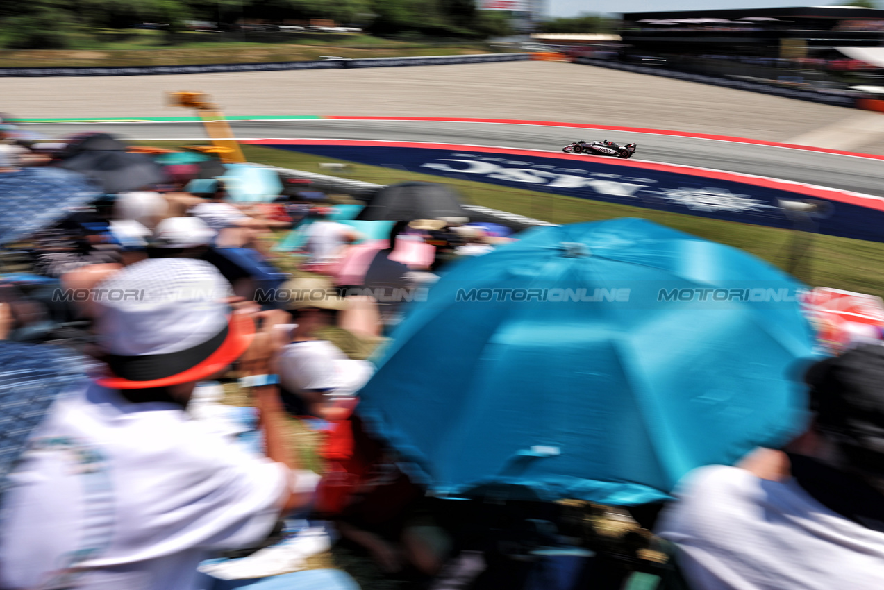 GP SPAGNA, Esteban Ocon (FRA) Haas VF-25.

31.05.2025. Formula 1 World Championship, Rd 9, Spanish Grand Prix, Barcelona, Spain, Qualifiche Day.

 - www.xpbimages.com, EMail: requests@xpbimages.com © Copyright: Rew / XPB Images