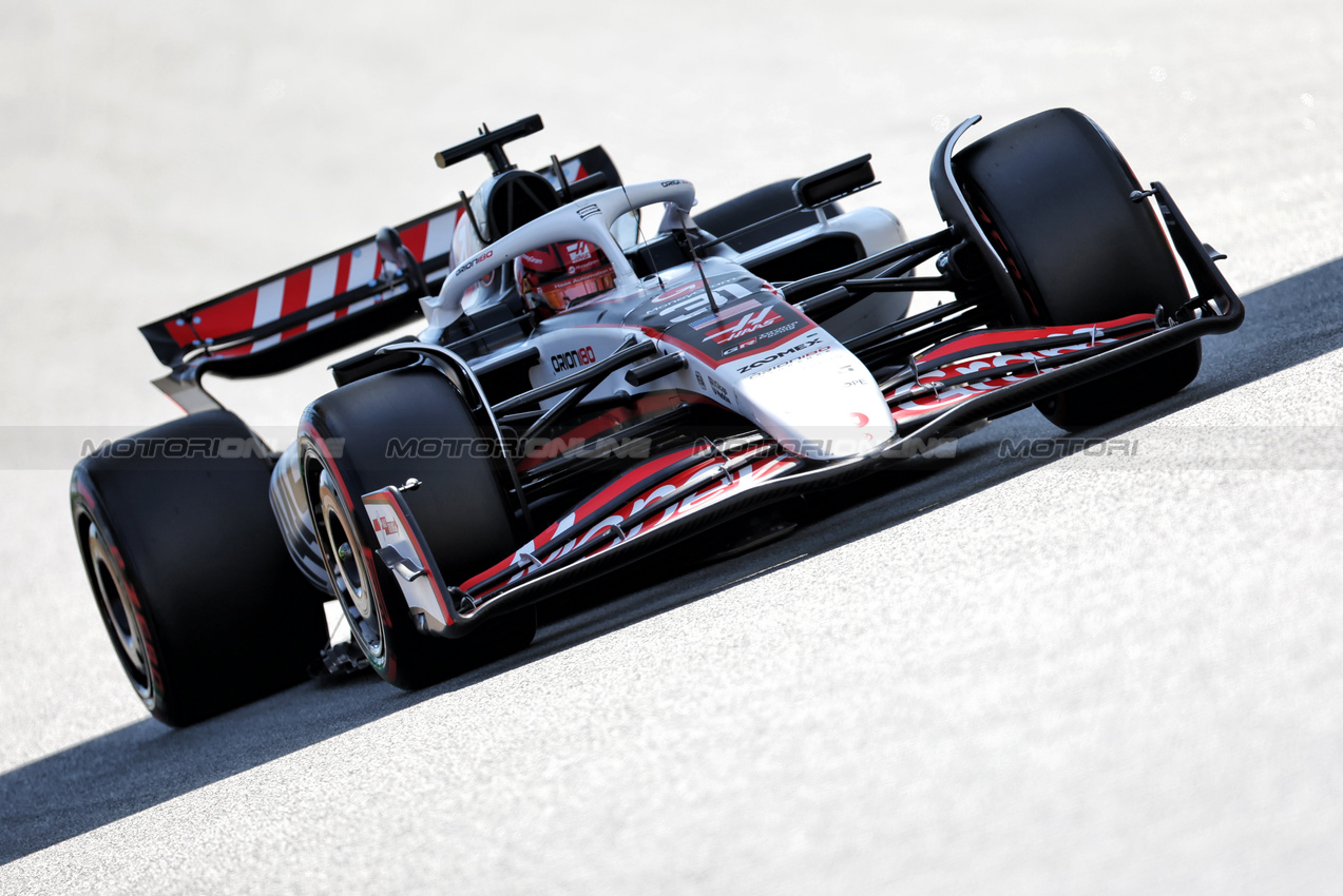 GP SPAGNA, Esteban Ocon (FRA) Haas VF-25.

31.05.2025. Formula 1 World Championship, Rd 9, Spanish Grand Prix, Barcelona, Spain, Qualifiche Day.

 - www.xpbimages.com, EMail: requests@xpbimages.com © Copyright: Rew / XPB Images