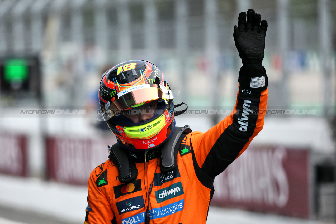 GP SPAGNA, Oscar Piastri (AUS) McLaren celebrates his pole position in qualifying parc ferme.

31.05.2025. Formula 1 World Championship, Rd 9, Spanish Grand Prix, Barcelona, Spain, Qualifiche Day.

- www.xpbimages.com, EMail: requests@xpbimages.com © Copyright: Charniaux / XPB Images