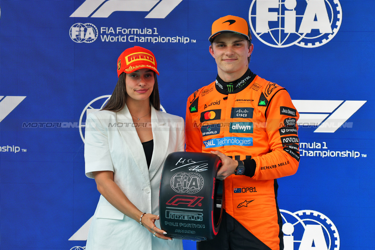 GP SPAGNA, (L to R): Marta Garcia (ESP) Racing Driver presents the Pirelli Pole Position Award to Oscar Piastri (AUS) McLaren in parc ferme.

31.05.2025. Formula 1 World Championship, Rd 9, Spanish Grand Prix, Barcelona, Spain, Qualifiche Day.

- www.xpbimages.com, EMail: requests@xpbimages.com © Copyright: Batchelor / XPB Images