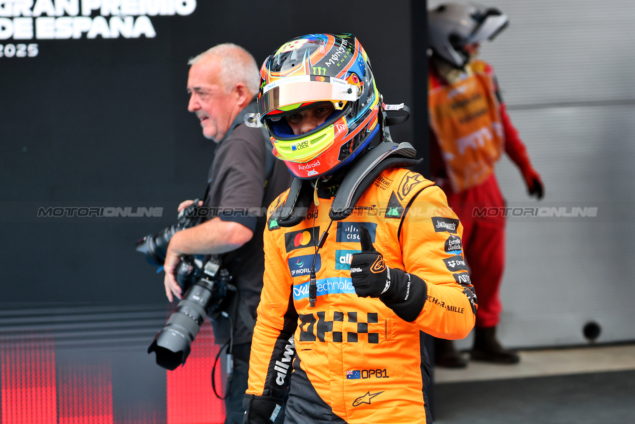 GP SPAGNA, Oscar Piastri (AUS) McLaren celebrates his pole position in qualifying parc ferme.

31.05.2025. Formula 1 World Championship, Rd 9, Spanish Grand Prix, Barcelona, Spain, Qualifiche Day.

- www.xpbimages.com, EMail: requests@xpbimages.com © Copyright: Batchelor / XPB Images