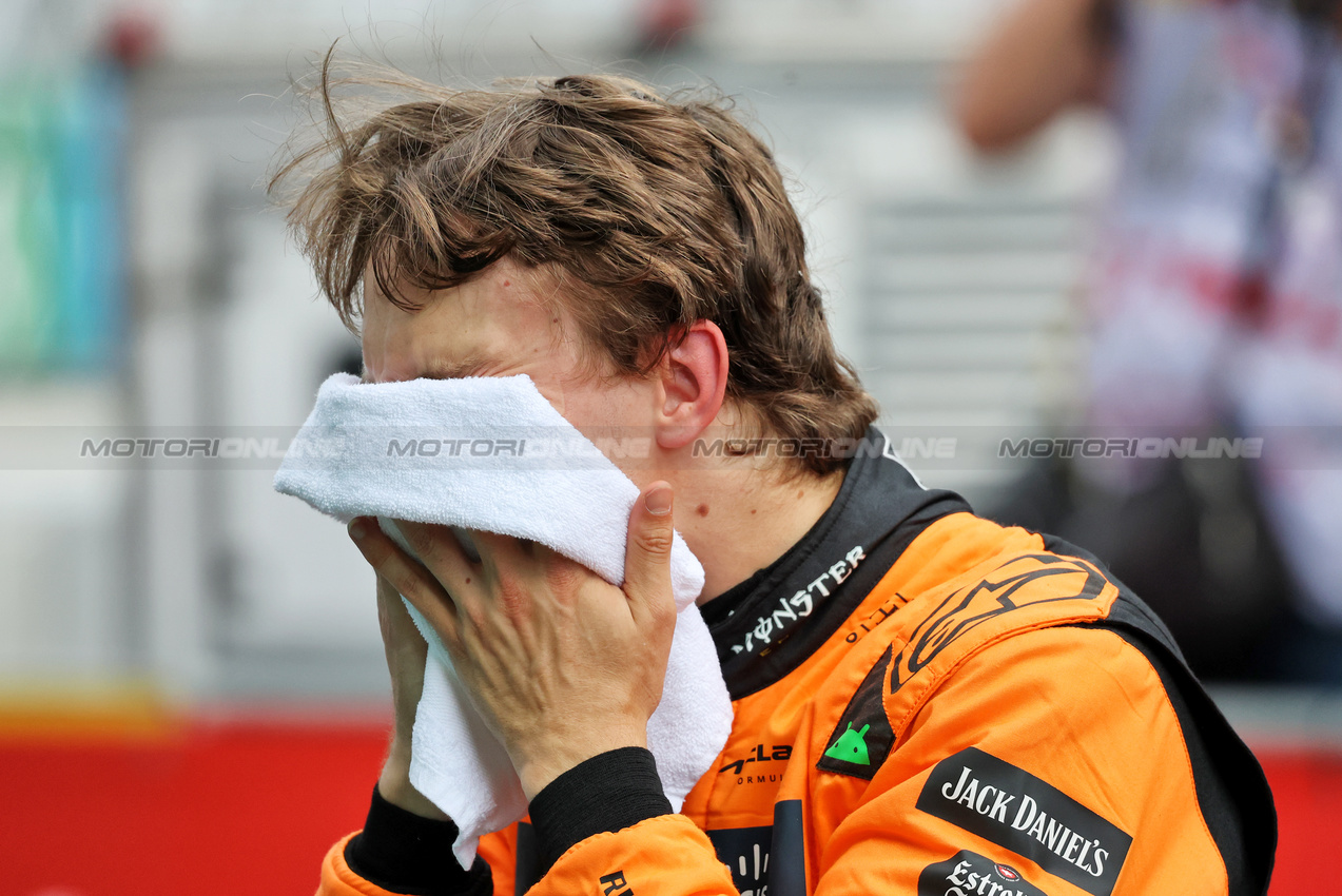 GP SPAGNA, Pole sitter Oscar Piastri (AUS) McLaren in qualifying parc ferme.

31.05.2025. Formula 1 World Championship, Rd 9, Spanish Grand Prix, Barcelona, Spain, Qualifiche Day.

- www.xpbimages.com, EMail: requests@xpbimages.com © Copyright: Charniaux / XPB Images