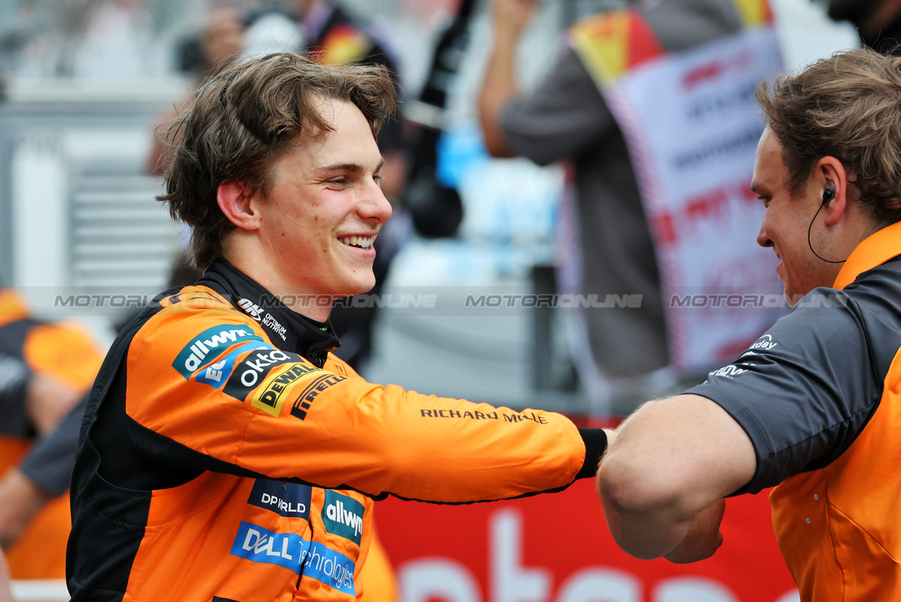 GP SPAGNA, Pole sitter Oscar Piastri (AUS) McLaren in qualifying parc ferme.

31.05.2025. Formula 1 World Championship, Rd 9, Spanish Grand Prix, Barcelona, Spain, Qualifiche Day.

- www.xpbimages.com, EMail: requests@xpbimages.com © Copyright: Charniaux / XPB Images