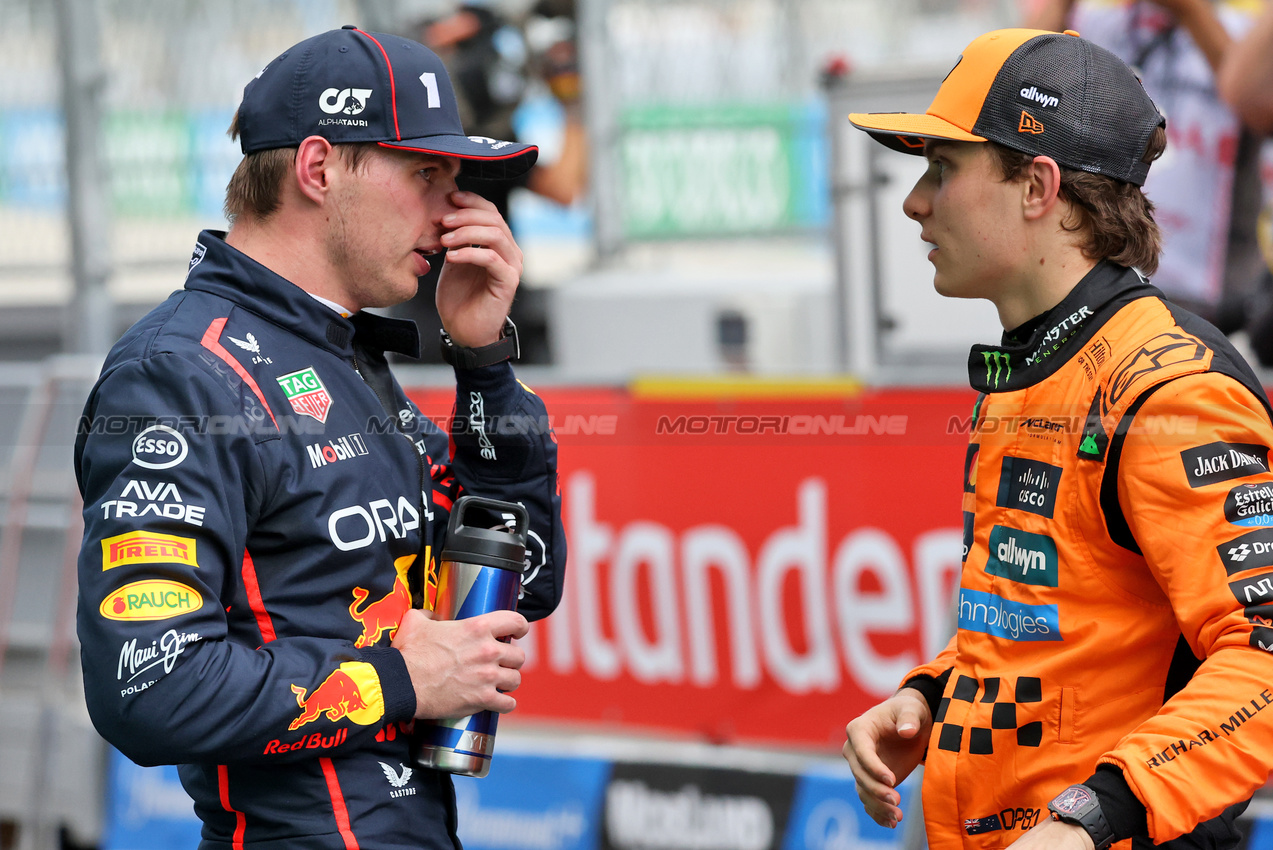 GP SPAGNA, (L to R): Max Verstappen (NLD) Red Bull Racing with pole sitter Oscar Piastri (AUS) McLaren in qualifying parc ferme.

31.05.2025. Formula 1 World Championship, Rd 9, Spanish Grand Prix, Barcelona, Spain, Qualifiche Day.

- www.xpbimages.com, EMail: requests@xpbimages.com © Copyright: Charniaux / XPB Images