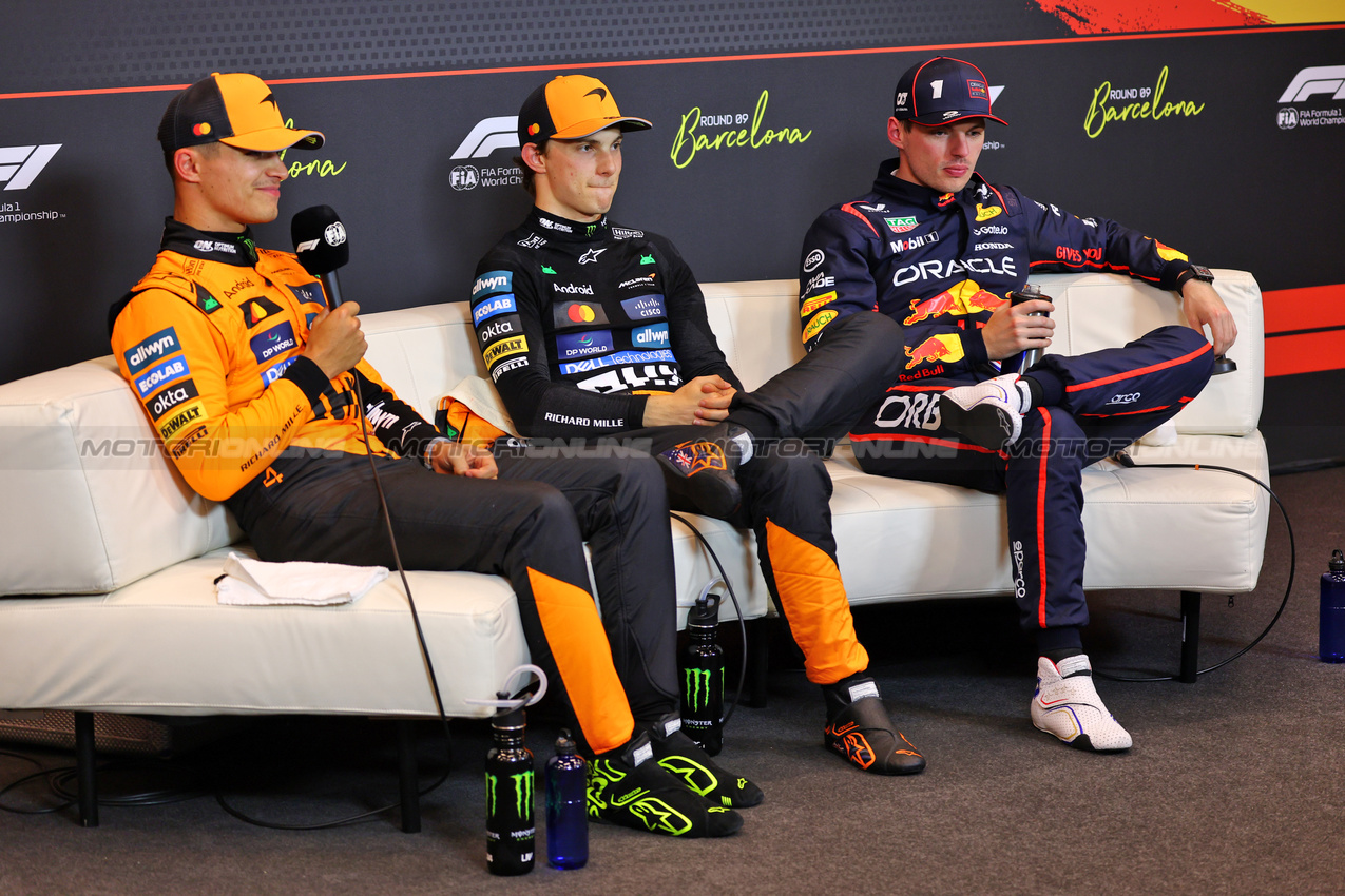 GP SPAGNA, (L to R): Lando Norris (GBR) McLaren; Oscar Piastri (AUS) McLaren; e Max Verstappen (NLD) Red Bull Racing, in the post qualifying FIA Press Conference.

31.05.2025. Formula 1 World Championship, Rd 9, Spanish Grand Prix, Barcelona, Spain, Qualifiche Day.

- www.xpbimages.com, EMail: requests@xpbimages.com © Copyright: Batchelor / XPB Images