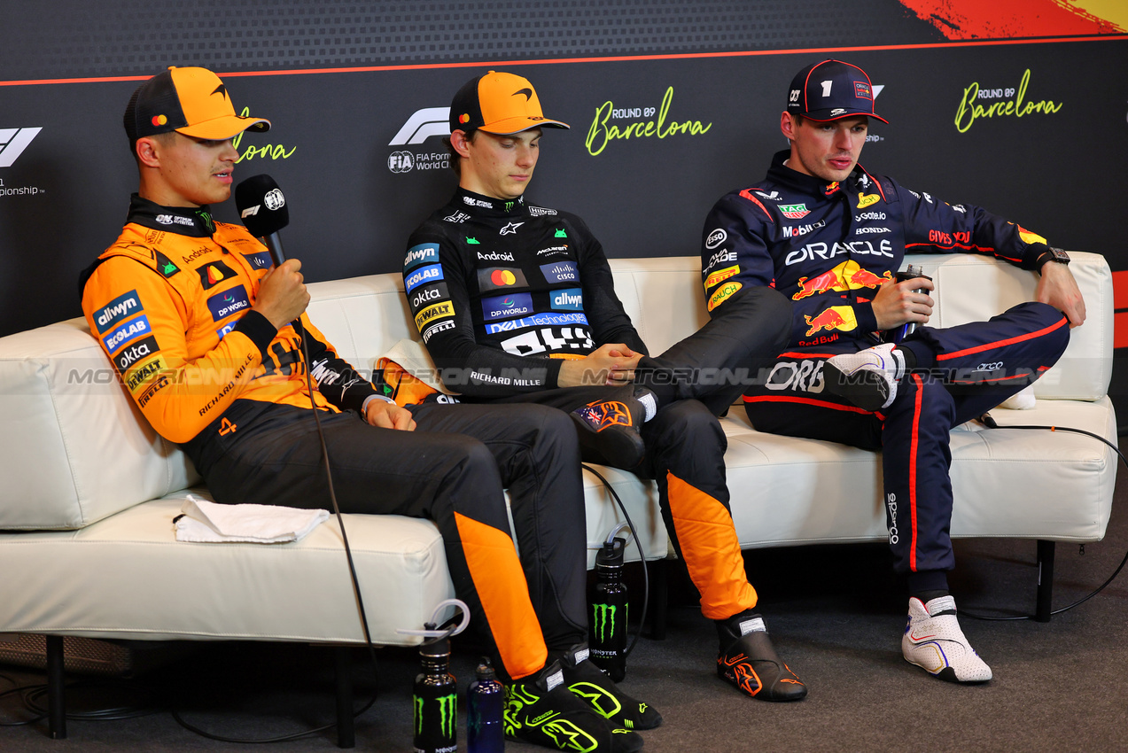 GP SPAGNA, (L to R): Lando Norris (GBR) McLaren; Oscar Piastri (AUS) McLaren; e Max Verstappen (NLD) Red Bull Racing, in the post qualifying FIA Press Conference.

31.05.2025. Formula 1 World Championship, Rd 9, Spanish Grand Prix, Barcelona, Spain, Qualifiche Day.

- www.xpbimages.com, EMail: requests@xpbimages.com © Copyright: Batchelor / XPB Images