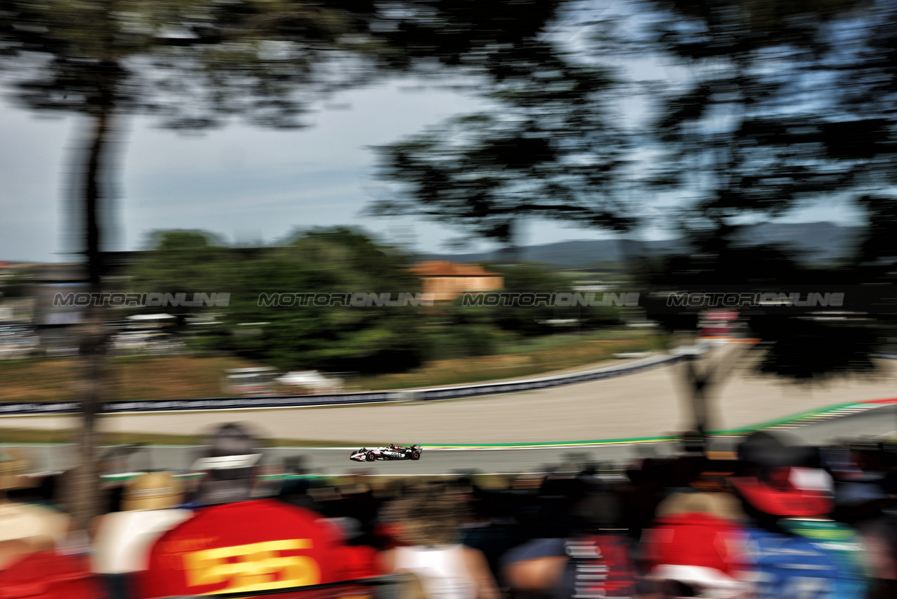 GP SPAGNA, Esteban Ocon (FRA) Haas VF-25.

31.05.2025. Formula 1 World Championship, Rd 9, Spanish Grand Prix, Barcelona, Spain, Qualifiche Day.

- www.xpbimages.com, EMail: requests@xpbimages.com © Copyright: Bearne / XPB Images