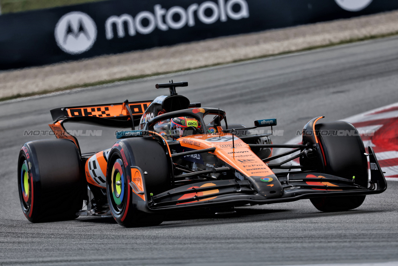 GP SPAGNA, Oscar Piastri (AUS) McLaren MCL39.

31.05.2025. Formula 1 World Championship, Rd 9, Spanish Grand Prix, Barcelona, Spain, Qualifiche Day.

 - www.xpbimages.com, EMail: requests@xpbimages.com © Copyright: Rew / XPB Images