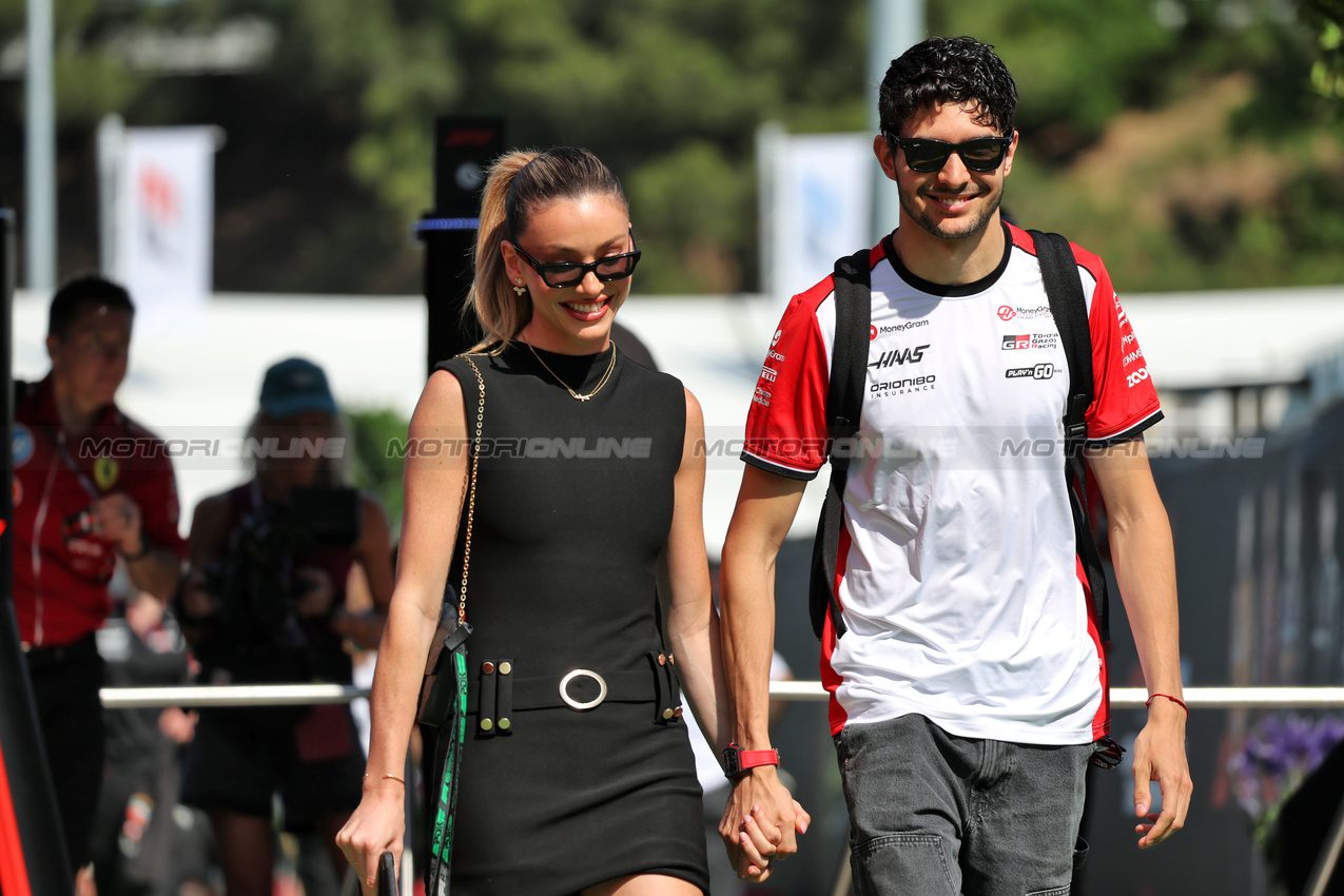 GP SPAGNA, Esteban Ocon (FRA) Haas F1 Team with Domenica Flavy Barla (FRA).

31.05.2025. Formula 1 World Championship, Rd 9, Spanish Grand Prix, Barcelona, Spain, Qualifiche Day.

 - www.xpbimages.com, EMail: requests@xpbimages.com © Copyright: Rew / XPB Images