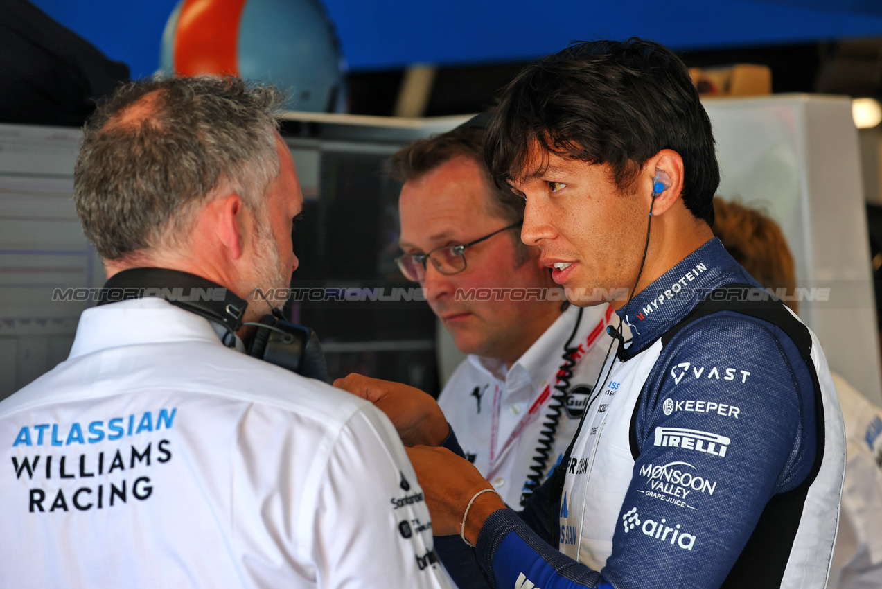 GP SPAGNA, Alexander Albon (THA) Atlassian Williams Racing with James Urwin (GBR) Atlassian Williams Racing Gara Engineer.

31.05.2025. Formula 1 World Championship, Rd 9, Spanish Grand Prix, Barcelona, Spain, Qualifiche Day.

- www.xpbimages.com, EMail: requests@xpbimages.com © Copyright: Batchelor / XPB Images