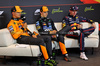 GP SPAGNA, (L to R): Lando Norris (GBR) McLaren; Oscar Piastri (AUS) McLaren; e Max Verstappen (NLD) Red Bull Racing, in the post qualifying FIA Press Conference.

31.05.2025. Formula 1 World Championship, Rd 9, Spanish Grand Prix, Barcelona, Spain, Qualifiche Day.

- www.xpbimages.com, EMail: requests@xpbimages.com © Copyright: Batchelor / XPB Images