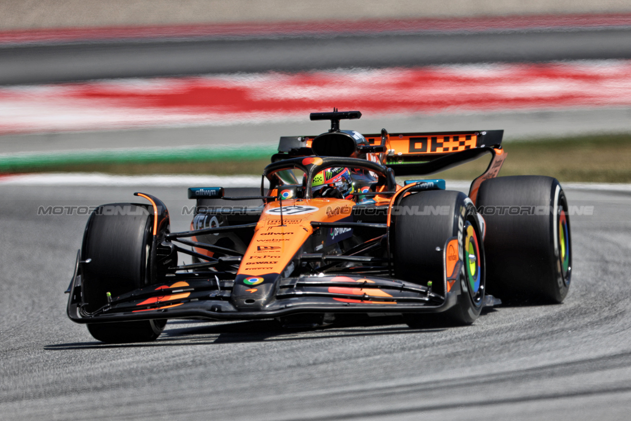 GP SPAGNA, Oscar Piastri (AUS) McLaren MCL39.

30.05.2025 Formula 1 World Championship, Rd 9, Spanish Grand Prix, Barcelona, Spain, Practice Day.

 - www.xpbimages.com, EMail: requests@xpbimages.com © Copyright: Rew / XPB Images