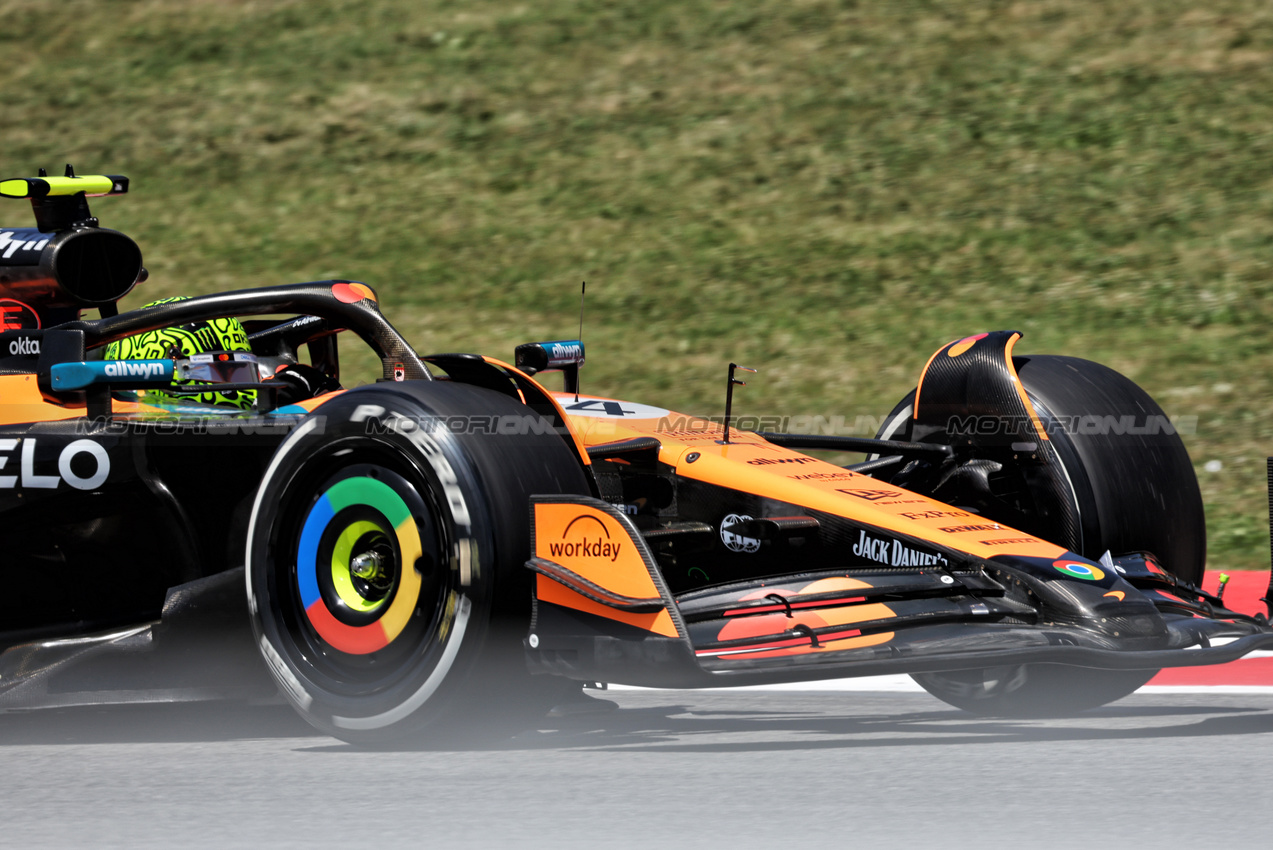 GP SPAGNA, Lando Norris (GBR) McLaren MCL39.

30.05.2025 Formula 1 World Championship, Rd 9, Spanish Grand Prix, Barcelona, Spain, Practice Day.

- www.xpbimages.com, EMail: requests@xpbimages.com © Copyright: Bearne / XPB Images