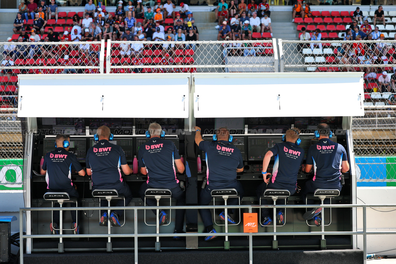GP SPAGNA, Alpine F1 Team pit gantry.

30.05.2025 Formula 1 World Championship, Rd 9, Spanish Grand Prix, Barcelona, Spain, Practice Day.

- www.xpbimages.com, EMail: requests@xpbimages.com © Copyright: Batchelor / XPB Images