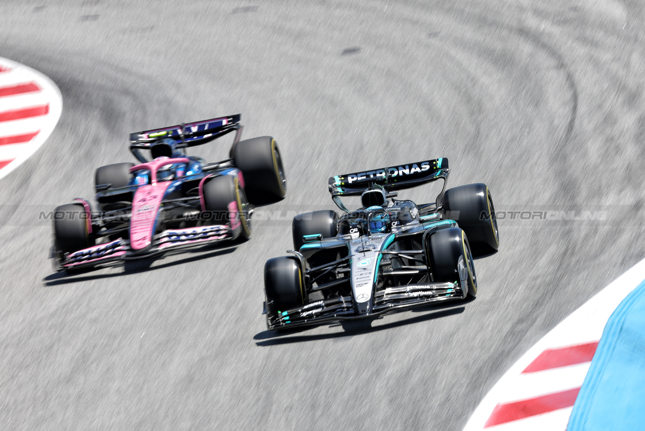GP SPAGNA, George Russell (GBR) Mercedes AMG F1 W16 e Franco Colapinto (ARG) Alpine F1 Team A525.

30.05.2025 Formula 1 World Championship, Rd 9, Spanish Grand Prix, Barcelona, Spain, Practice Day.

- www.xpbimages.com, EMail: requests@xpbimages.com © Copyright: Bearne / XPB Images