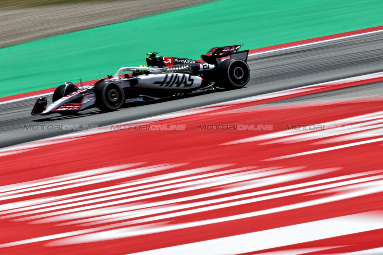 GP SPAGNA, Oliver Bearman (GBR) Haas VF-25.

30.05.2025 Formula 1 World Championship, Rd 9, Spanish Grand Prix, Barcelona, Spain, Practice Day.

- www.xpbimages.com, EMail: requests@xpbimages.com © Copyright: Charniaux / XPB Images