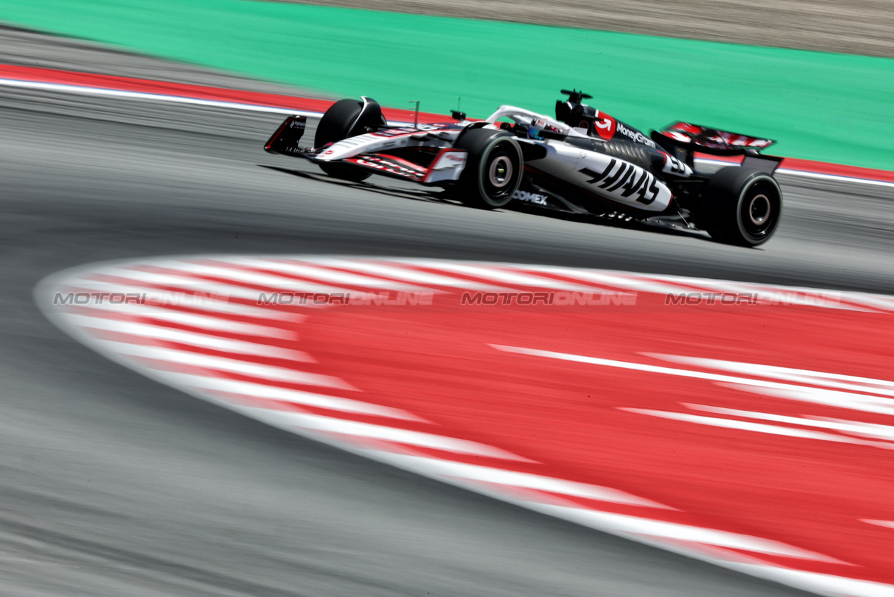 GP SPAGNA, Isack Hadjar (FRA) Racing Bulls VCARB 02.

30.05.2025 Formula 1 World Championship, Rd 9, Spanish Grand Prix, Barcelona, Spain, Practice Day.

- www.xpbimages.com, EMail: requests@xpbimages.com © Copyright: Charniaux / XPB Images
