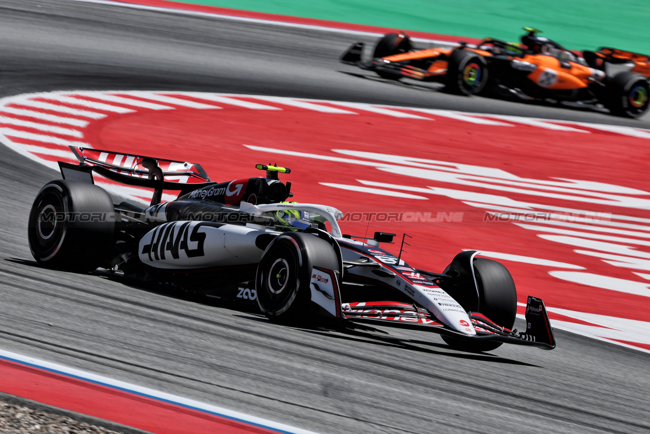 GP SPAGNA, Oliver Bearman (GBR) Haas VF-25.

30.05.2025 Formula 1 World Championship, Rd 9, Spanish Grand Prix, Barcelona, Spain, Practice Day.

- www.xpbimages.com, EMail: requests@xpbimages.com © Copyright: Charniaux / XPB Images