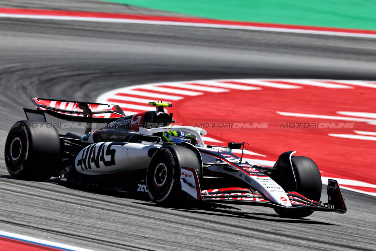 GP SPAGNA, Oliver Bearman (GBR) Haas VF-25.

30.05.2025 Formula 1 World Championship, Rd 9, Spanish Grand Prix, Barcelona, Spain, Practice Day.

- www.xpbimages.com, EMail: requests@xpbimages.com © Copyright: Charniaux / XPB Images